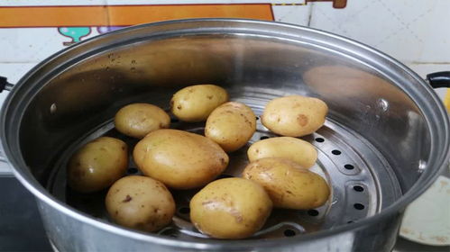 土豆的新吃法 倒进滚烫开水瞬间变身美味，30年头一次见这做法